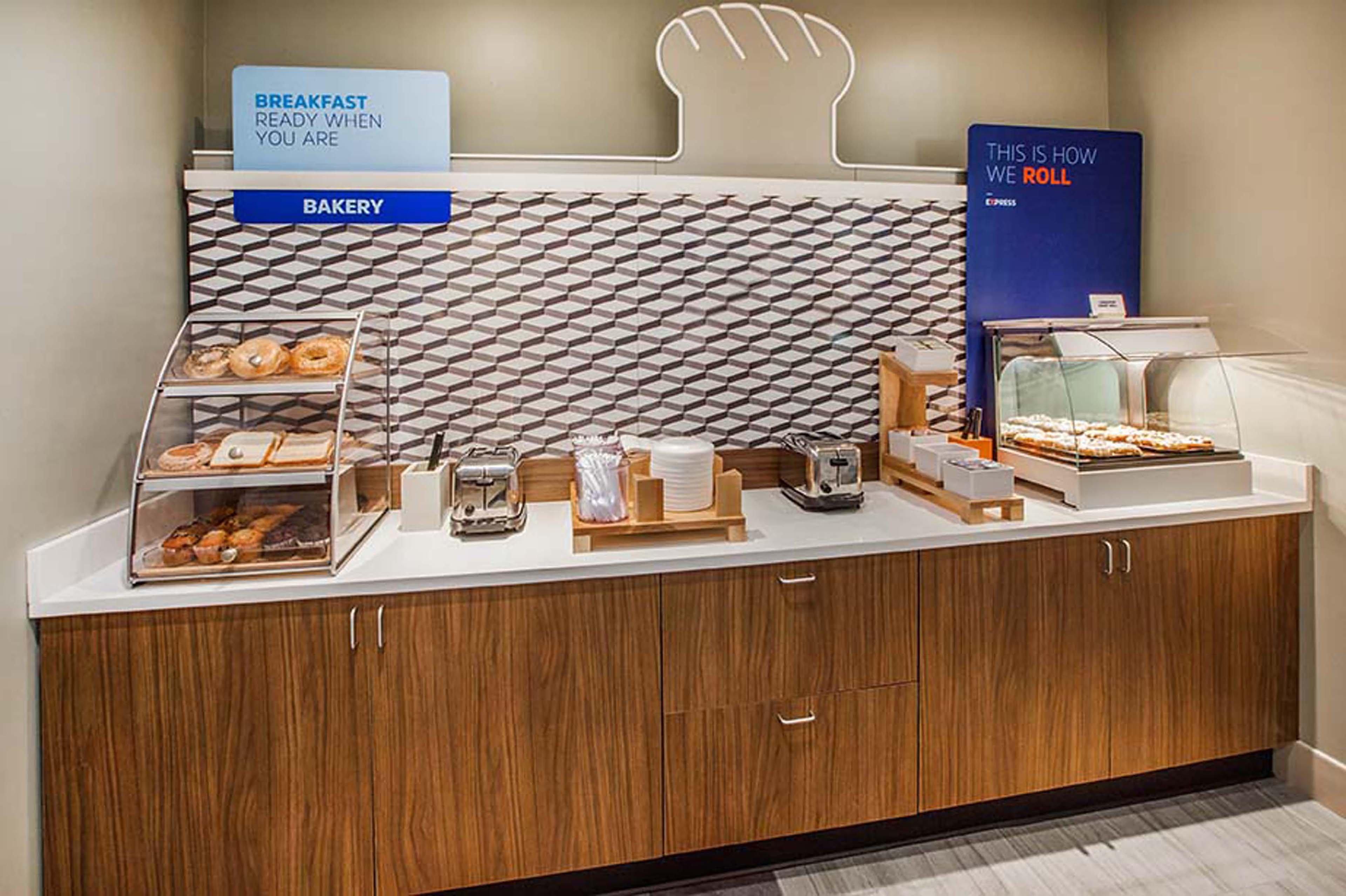 Holiday Inn Express Tower Center New Brunswick By Ihg East Brunswick Eksteriør bilde