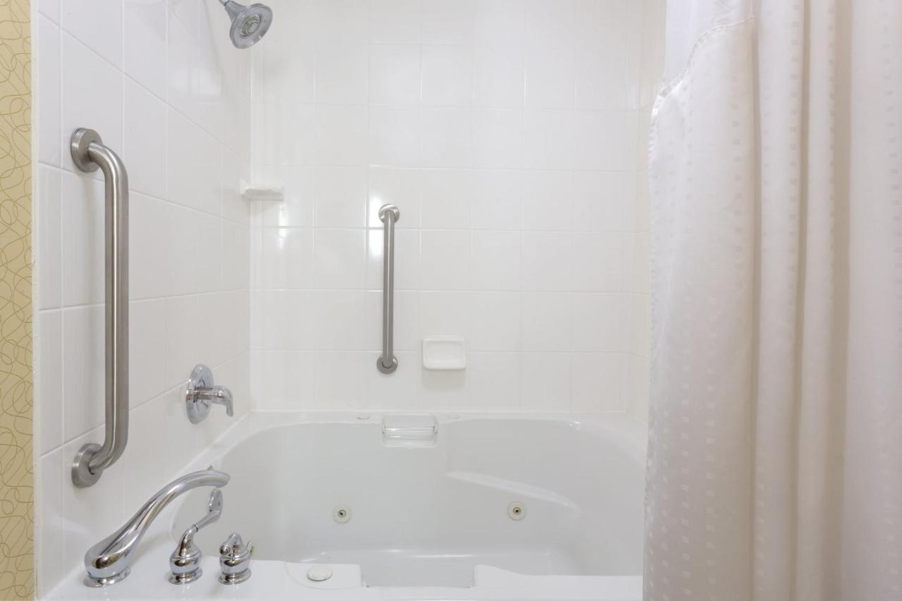 Holiday Inn Express Tower Center New Brunswick By Ihg East Brunswick Eksteriør bilde