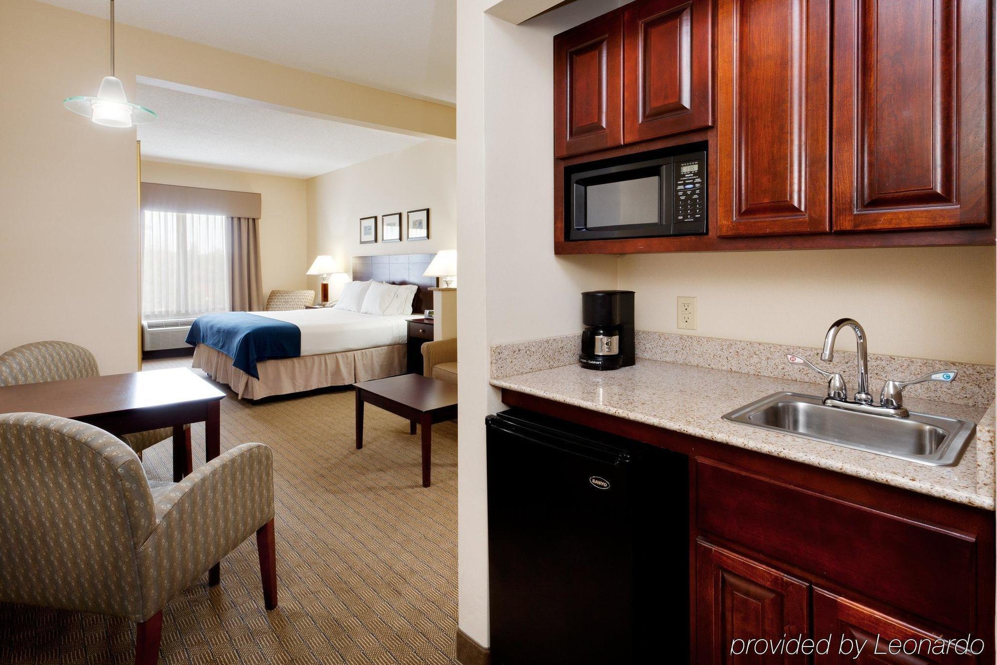 Holiday Inn Express Tower Center New Brunswick By Ihg East Brunswick Eksteriør bilde
