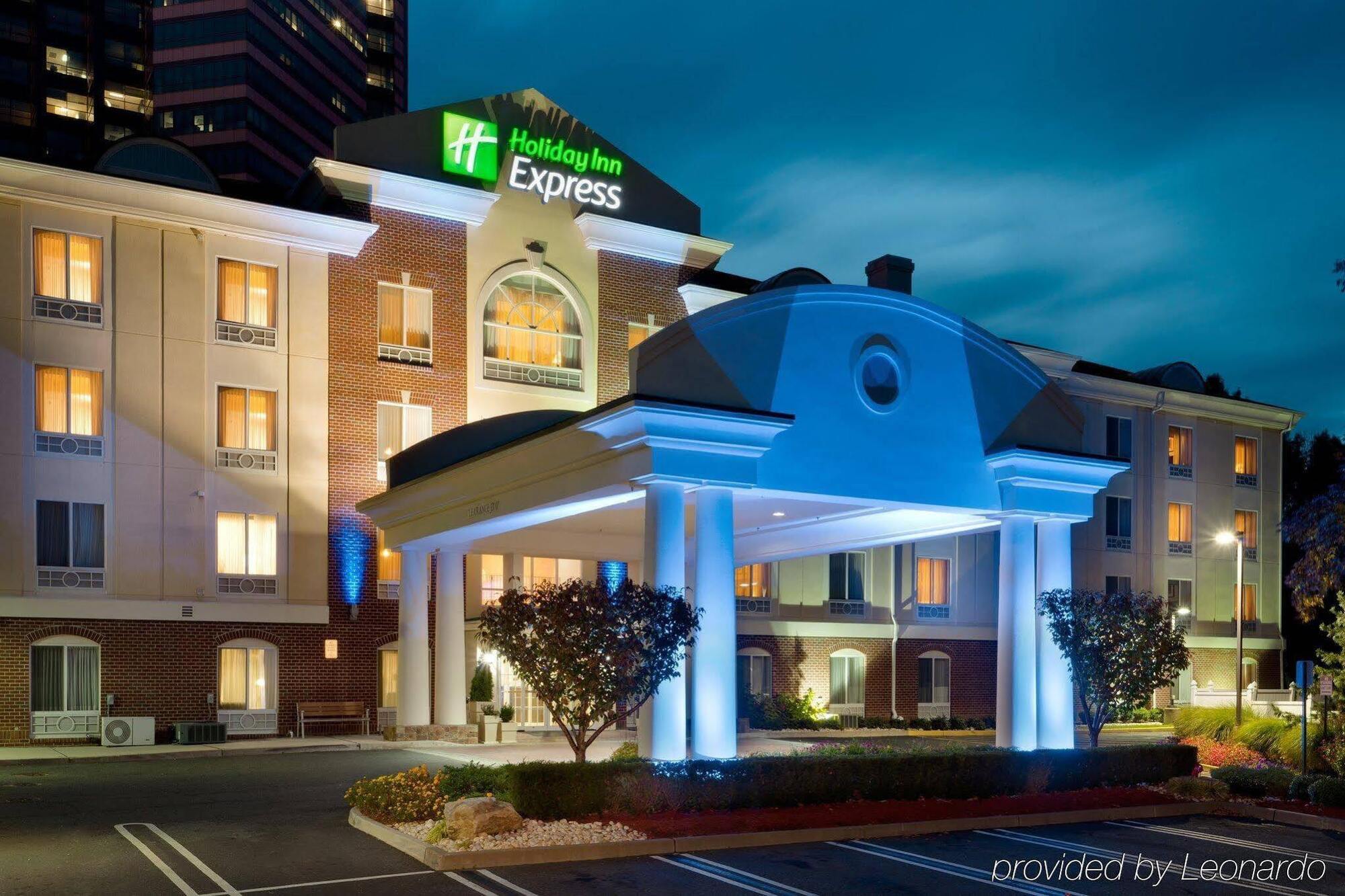 Holiday Inn Express Tower Center New Brunswick By Ihg East Brunswick Eksteriør bilde